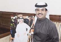 يحمل صورة له مقدمة من الشاعر جراح البهلول