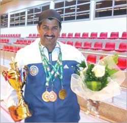 حمد العفاسي يحمل جوائزه