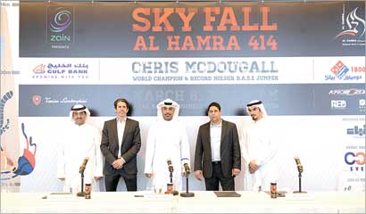 u0627u0644u0639u062bu0645u0627u0646 u064au062au0648u0633u0637 u0643u0631u064au0633 u0645u0627u0643 u062fu0648u063au0627u0644 u0648u0623u0639u0636u0627u0621 u0627u0644u0641u0631u064au0642 u0641u064a u0627u0644u0645u0624u062au0645u0631 u0627u0644u0635u062du0627u0641u064a