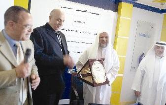 إدارة المدرسة تكرم المحاضر