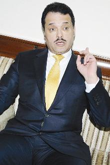 الدكتور جمال الحربي في «ديوانية الراي» 	(تصوير كرم ذياب)