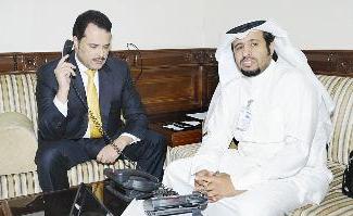 الحربي يرد على اسئلة المتصلين وبجانبه الزميل الغضوري