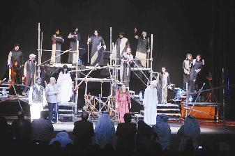 مشهد من المسرحية	(تصوير أسعد عبدالله)