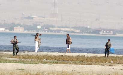 مجموعة من القناصة يترصدون الطيور لصيدها