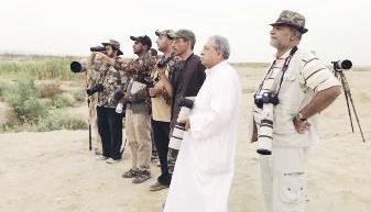 فريق الرصد يتابع حركة الطيور