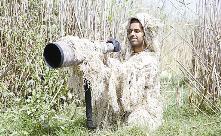 الراصد عمر الشاهين متموهاً حتى لا تفزع الطيور