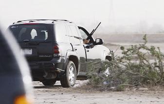 القناصون يراقبون الطيور تمهيداً لصيدها