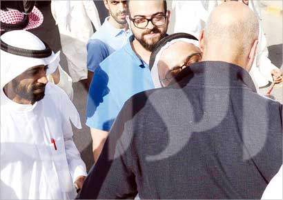 الديين وعبيد الوسمي يهنئان المفرج عنهم (تصوير طارق عز الدين)