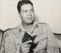 صلاح نصر يمسك بالقرآن الكريم