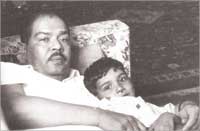 يحتضن ابنه هاني