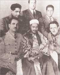 مع اثنين من أصدقائه الفلسطينيين وخلفهم أولاده