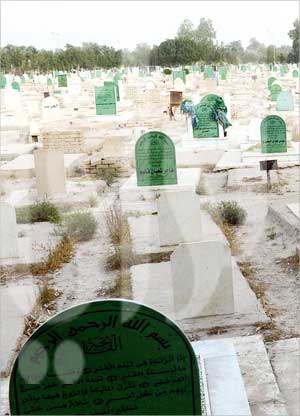 يستغلون الأموات (تصوير طارق عز الدين وزكريا عطية) 