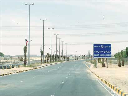 طريق شمال الأحمدي جديد جمالياً وقديم فنياً