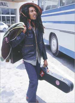  حاملاً «غيتاره» في احدى رحلاته الغنائية 