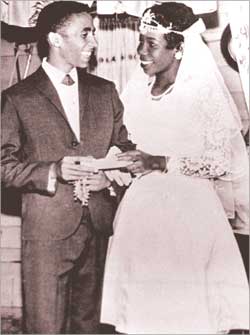 مع زوجته ريتا اندرسون