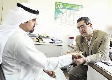 رنو يشرح للزميل محمد نزال أعصاب وعضلات الكف