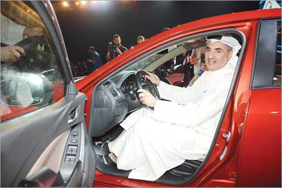  الشايع مجربا السيارة الجديدة (تصوير جلال معوض)