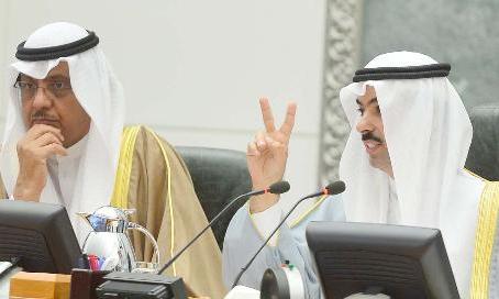 علي الراشد رافعاً إصبعيه والخرينج منصتا