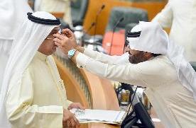 ... والدبوس يلبس أحد النواب نظارته