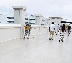 متسول فنان يعزف الموسيقى لاستعطاف المارة