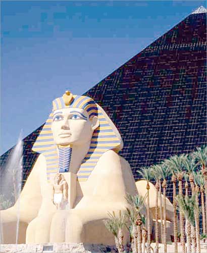  نسخة من هرم وتمثال مصري يمثل كازينو في لاس فيغاس