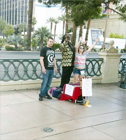  شحات يجتذب السياح بالغناء لهم 