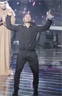 محمد الريفي ويبدو الجسمي متابعاً