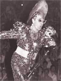 يشدو بأجمل أغانيه