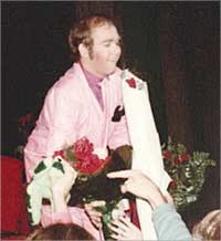 متلقياً الورود من معجبيه