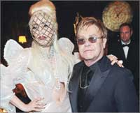 برفقة عرابة أطفاله المغنية ليدي غاغا