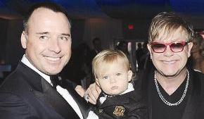 مع صديقه الكندي ديفيد فيرنش وابنهما زكاراي