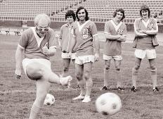 يلعب كرة القدم في العام 1967