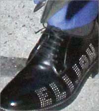 الحذاء الذي نقش عليه أحرف أولاده