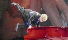 مستعرضا قدراته على آلة البيانو أمام جمهوره