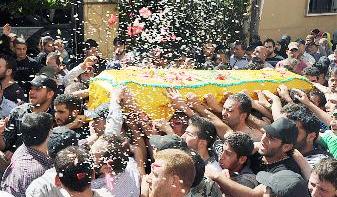 تشييع عنصر من «حزب الله» قتل في اشتباكات القصير في إحدى البلدات البقاعية أمس 	(أ ف ب)