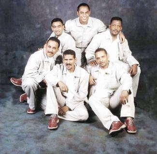 لقطة تذكارية مع أعضاء فرقة الأخوة البحرينية