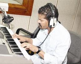 يعزف على الأورغ