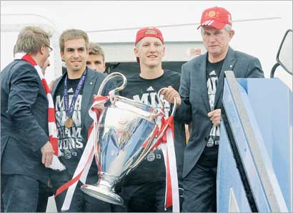 بعثة بايرن لدى وصولها إلى مطار ميونيخ محمّلة بالكأس الغالية (ا ف ب)