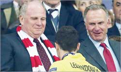 ليفاندوفسكي يُلقي التحية على رومينيغيه وهونيس القيمين على بايرن خلال مراسم التتويج في «ويمبلي» 			   (رويترز)