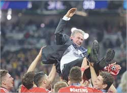 لاعبو بايرن ميونيخ يحتفلون بمدربهم هاينكيس بعد التتويج الأوروبي (ا ب)