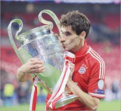 خافي مارتينيز مقبّلاً كأس أوروبا (ا ف ب) 