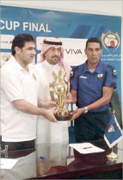 مدربا الفريقين يحملان كأس الأمير وبينهما المنسق الإعلامي لاتحاد القدم 