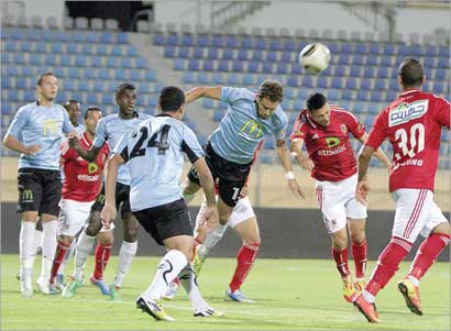 لاعب المحلة يحاول تصويب كرة برأسه (الراي - خاص)