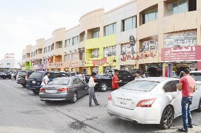 محال الزينة ... من المسؤول عن مخالفاتها؟!	 (تصوير علي السالم)