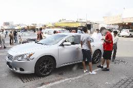 شباب يختارون أنواع التظليل