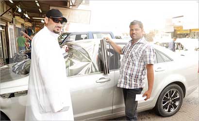 فني يعرض أنواع التظليل على الزميل ناصر الفرحان