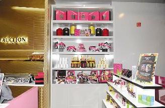 جانب من الحلويات والمعجنات الفرنسية        	(تصوير جلال معوض)