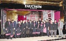 واجهة «FAUCHON» وصورة تذكارية للعاملين 
