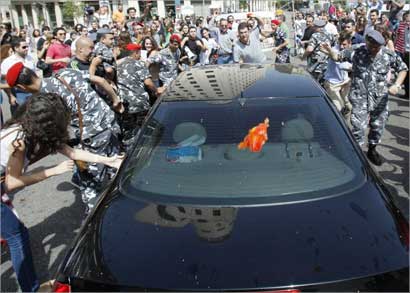 u0645u062au0638u0627u0647u0631u0648u0646 u064au0644u0642u0648u0646 u0627u0644u0637u0645u0627u0637u0645 u0639u0644u0649 u0633u064au0627u0631u0629 u0646u0627u0626u0628 u0628u0631u0644u0645u0627u0646u064a u0644u0628u0646u0627u0646u064a (u0631u0648u064au062au0631u0632)