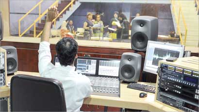  العلوي يعطي ملاحظاته من الكونترول لفريق العمل	(تصوير سعد هنداوي )